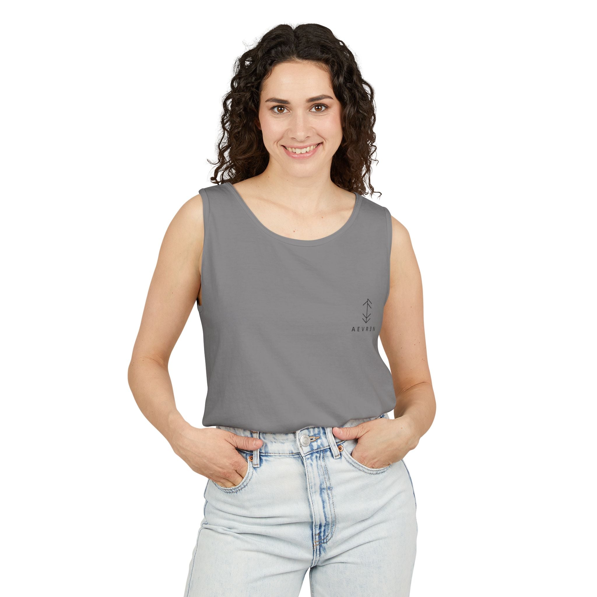 Débardeur minimaliste à logo flèche — Style décontracté aventure côtière
