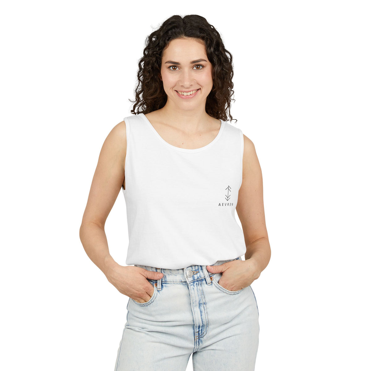 Débardeur minimaliste à logo flèche — Style décontracté aventure côtière