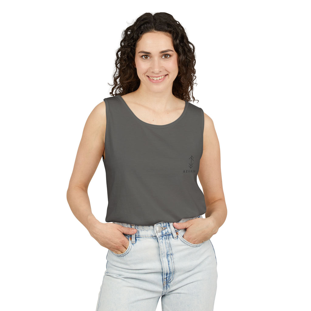 Débardeur minimaliste à logo flèche — Style décontracté aventure côtière